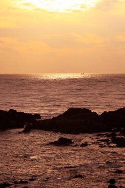 Denizin üzerinde güzel bir gün batımı