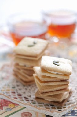 Çay fincanlı bir tabak kurabiye. Yakın çekim.