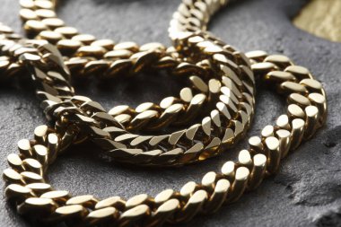 Arka planda güzel altın zincirler, yakın plan