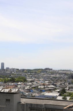 şehir arkaplanı, şehirdeki evlerin manzarası 