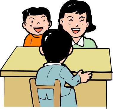 Gülümseyen kadın iki mutlu çocukla konuşuyor.