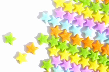  Beyaz arkaplanda renkli yıldız şekerleri