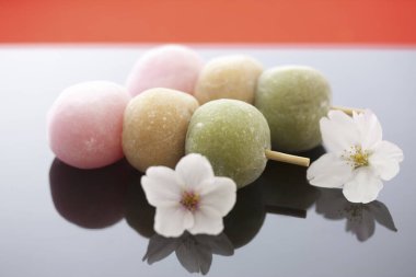 Lezzetli Japon Mochi. Lezzetli yuvarlak tatlılar.  