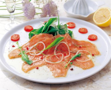 Füme somon salatası, roka ve domates.