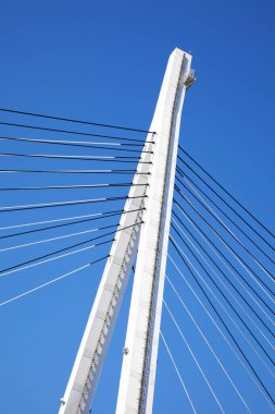 Mavi gökyüzü arkaplanına karşı köprü yapımı