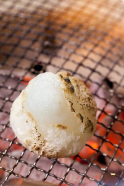 Pirinç keki mangal kömüründe pişirilmiş. Japon tatlısı