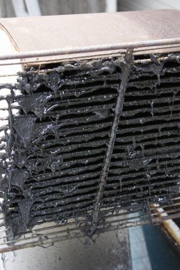 Yoğun kirlenmiş klima ya da ısı pompası yoğunlaştırıcısı