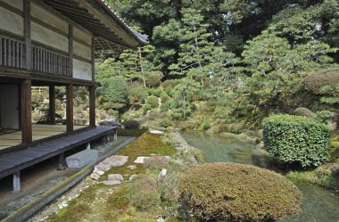 Güzel antik Japon tapınağının manzaralı görüntüsü.