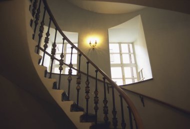 Eski model iç döşemeli ahşap merdivenler.