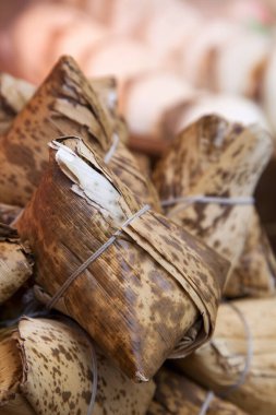 Zongzi 'ye yakın çekim (Çin Yapışkan Pirinç Mantı) Bambu Yapraklarına Sarılı