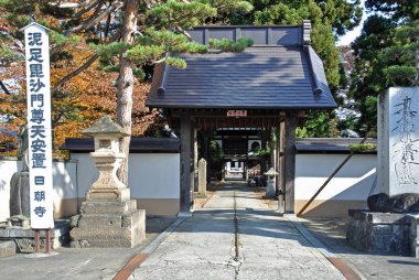 Japonya 'da tapınağı olan eski bir Japon tapınağı.