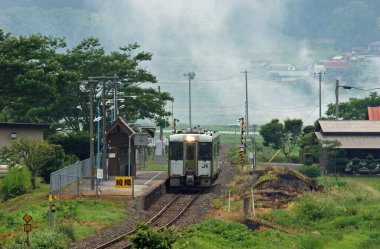 Modern bir vagon, gün boyunca Japon demiryolunun ana hattında sorunsuzca ilerler..