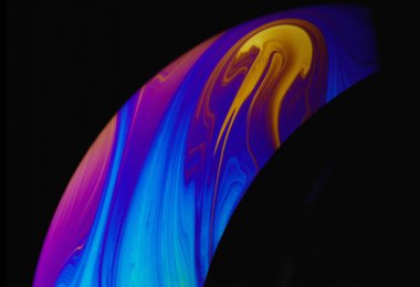 Siyah üzerine parlak renkli baloncuklar ile soyut arkaplan     