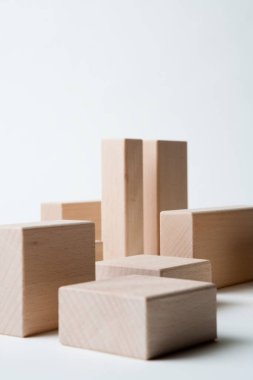 Beyaz arkaplanda tahta bloklar, kapatın