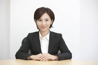 Masadaki Asyalı bir iş kadınının portresi. 