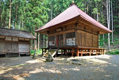 Güzel antik Japon tapınağının manzaralı görüntüsü.