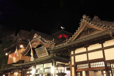 Geceleri geleneksel Japon mimari öğelerine sahip tapınak binaları.