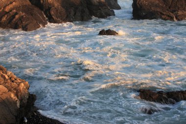 Sahile vuran güzel deniz dalgaları 