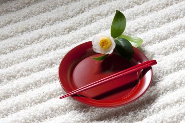 soyut zen çakıl dalgaları deseni ve yemek çubukları ve çiçekli tabak