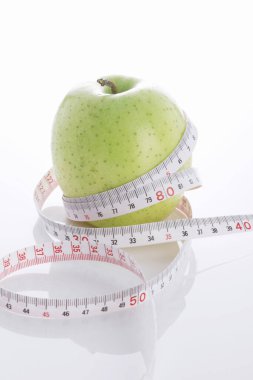 Taze kırmızı elma ve mezura.