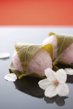 Lezzetli Japon Mochi, çiğnenmiş Asya tatlısı.