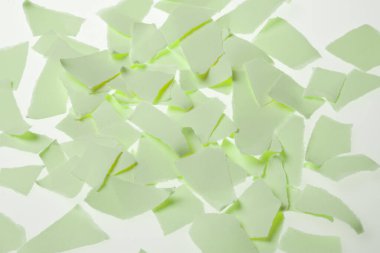 Beyaz arkaplanda buruşmuş kağıt.