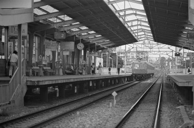 Japonya 'daki eski tren, sepya fotoğrafı.