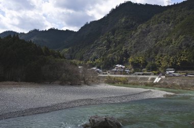 Dağlardaki güzel nehir ve köy manzarası