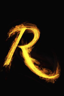 Ateşten R harfi, siyah arkaplanda alfabe.                 