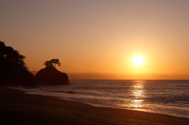 Denizde güzel bir gün batımı. doğa arkaplanı