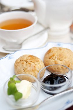 Yakın çekim reçelli taze ev yapımı çörekler.