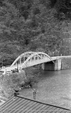 Nehrin üzerindeki köprünün güzel dağlardaki siyah beyaz görüntüsü