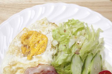 Domuz pastırması ve sebzeli sahanda yumurta, yakın plan.      