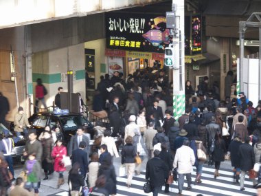 Japonya 'da yaya geçidinde karşıdan karşıya geçen insanlar.