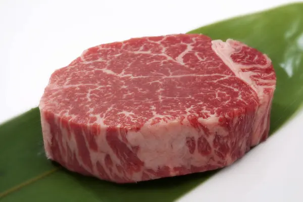 鲜嫩牛肉牛排的特写镜头 — 图库照片