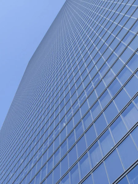Nízký Úhel Pohledu Moderní Architekturu Městě Modré Obloze — Stock fotografie