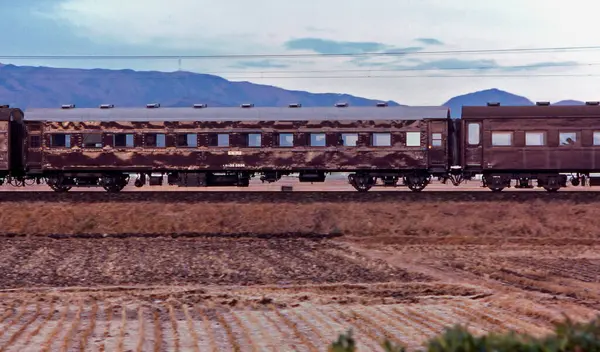 Tren Japon demiryolu ve gündüz görüşüyle hareket ediyor. 