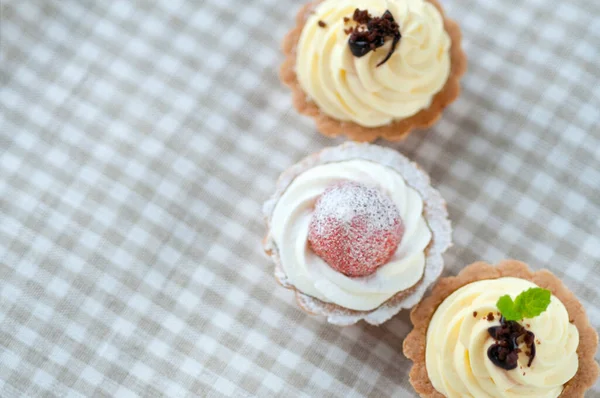 Süße Cupcakes Mit Sahne — Stockfoto