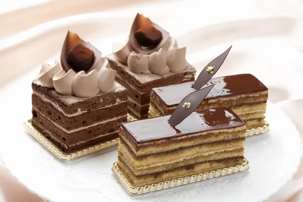 Choklad Kaka Med Grädde Vit Platta — Stockfoto