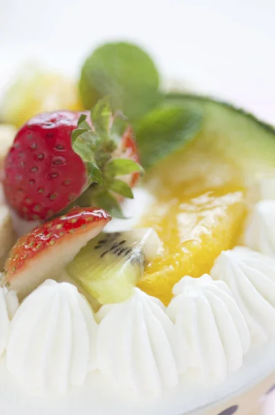 Lezzetli Doğum Günü Pastası Kremalı Meyveli — Stok fotoğraf