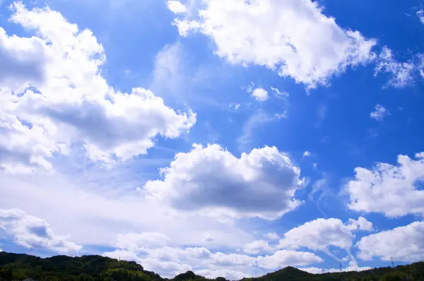 Kék Fehér Felhőkkel Gyönyörű Táj — Stock Fotó