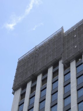 Şehirde inşaat halindeki binanın düşük açılı görüntüsü          