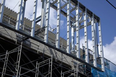 Şehirde yeni bir binanın metal yapısı