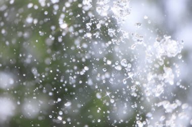 Su havaya düşer, arka plan bulanıklaşır. Soyut arkaplan 