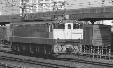 Tren demiryolunda ilerliyor.