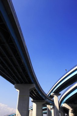 Mavi gökyüzüne karşı Kumiyama Junction köprüsü, Kyoto, Japonya