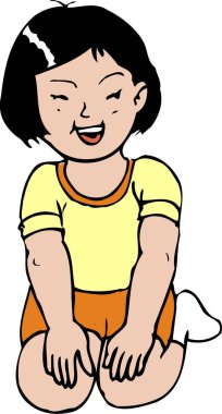 Sarı tişörtlü turuncu şortlu gülümseyen kız.