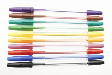 Beyaz arkaplanda renk kalemleri