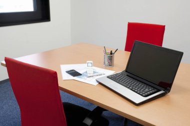 Modern ofis içi. masadaki dizüstü bilgisayar, defter ve tablet