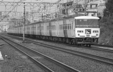 Tren demiryolunda ilerliyor.